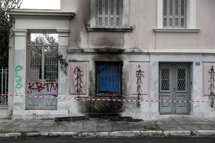 Το κτίριο που στεγάζεται το ίδρυμα Μητσοτάκη στο Θησείο (φωτ. από επίθεση με γκαζάκια τον Ιανουάριο του 2020 - copyright: Eurokinissi)