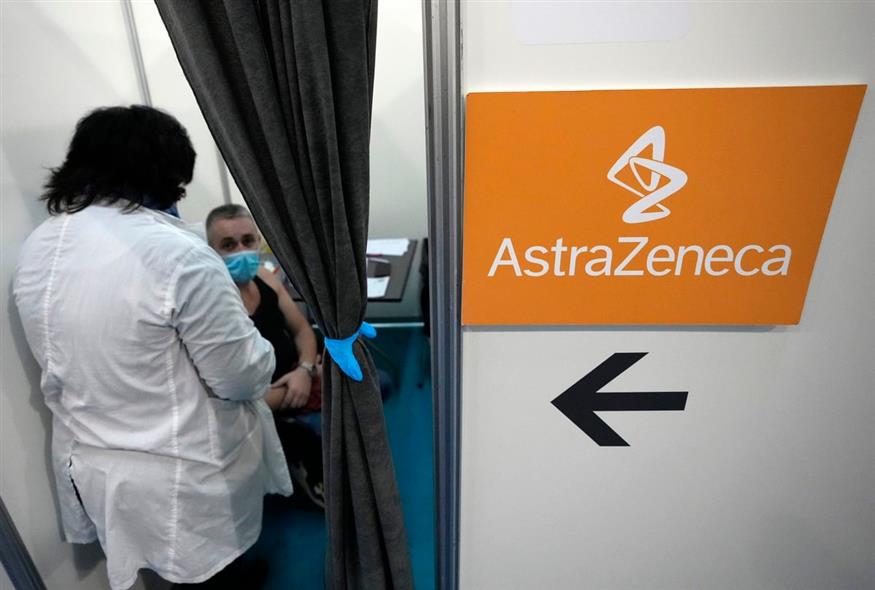 Εμβόλιο με AstraZeneca (AP Photo/Darko Vojinovic)