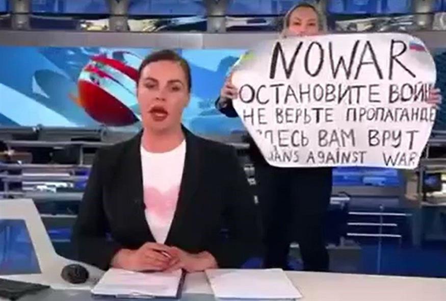 Ρωσίδα δημοσιογράφος μπήκε στο στούντιο με πλακάτ «Όχι στον Πόλεμο» (Video Capture)