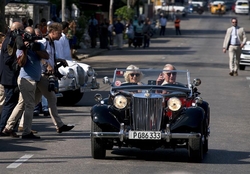 O Κάρολος και η Καμίλα βολτάρουν στην Κούβα (AP Photo/Ramon Espinosa)