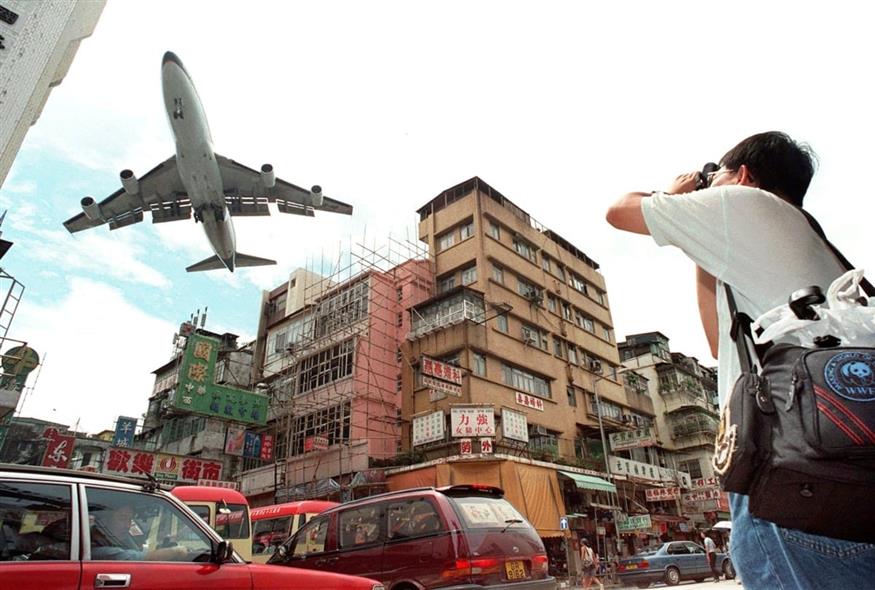 Φωτογραφία αρχείου από αεροπλάνο να προσεγγίζει το Κάι Τακ (AP Photo/Anat Givon)