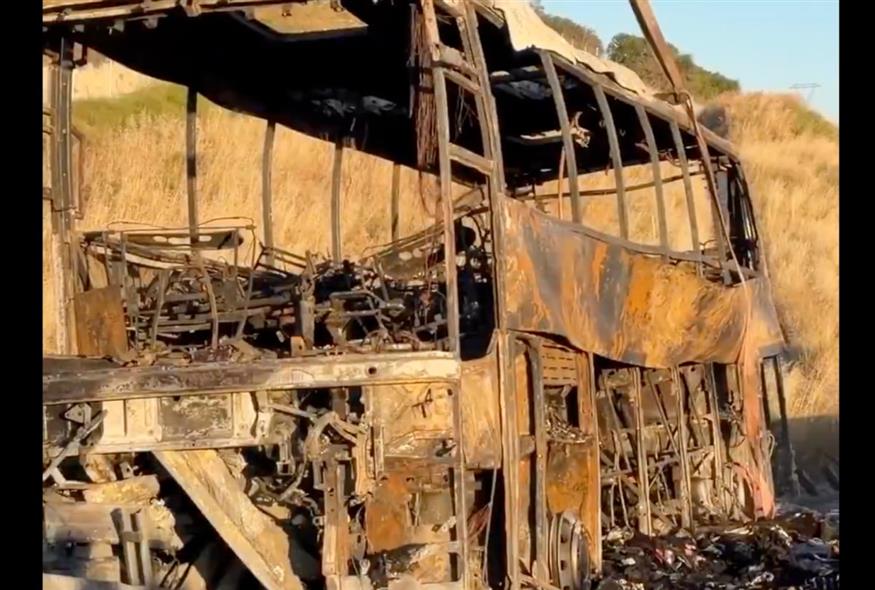 Το λεωφορείο στην Τουρκία που κάηκε ολοσχερώς (Screenshot/X)