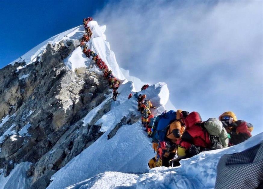 Περισσότεροι από 200 ορειβάτες περιμένουν να ανέβουν στο Εβερεστ