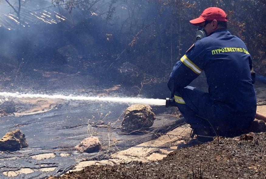 Αετός Μεσσηνίας: Στο νοσοκομείο πυροσβέστης που επιχειρούσε στις φλόγες (EUROKINISSI)