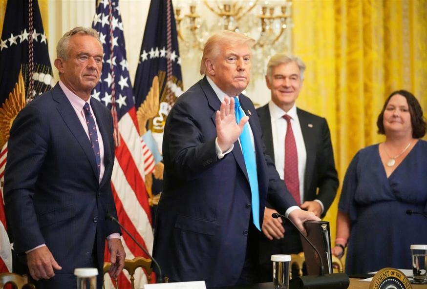 Ο Τραμπ θεωρεί τα διμερή εμπορικά ελλείμματα ως απόδειξη ότι άλλες χώρες εκμεταλλεύονται τις ΗΠΑ (AP)