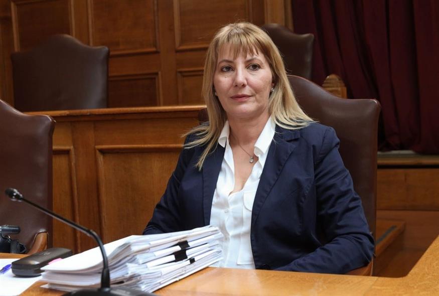 Η πρώην διευθύντρια τεχνικών ελέγχων του ΟΠΕΚΕΠΕ, Αθανασία Ρέππα, στην Εξεταστική Επιτροπή της Βουλής (Eurokinissi)