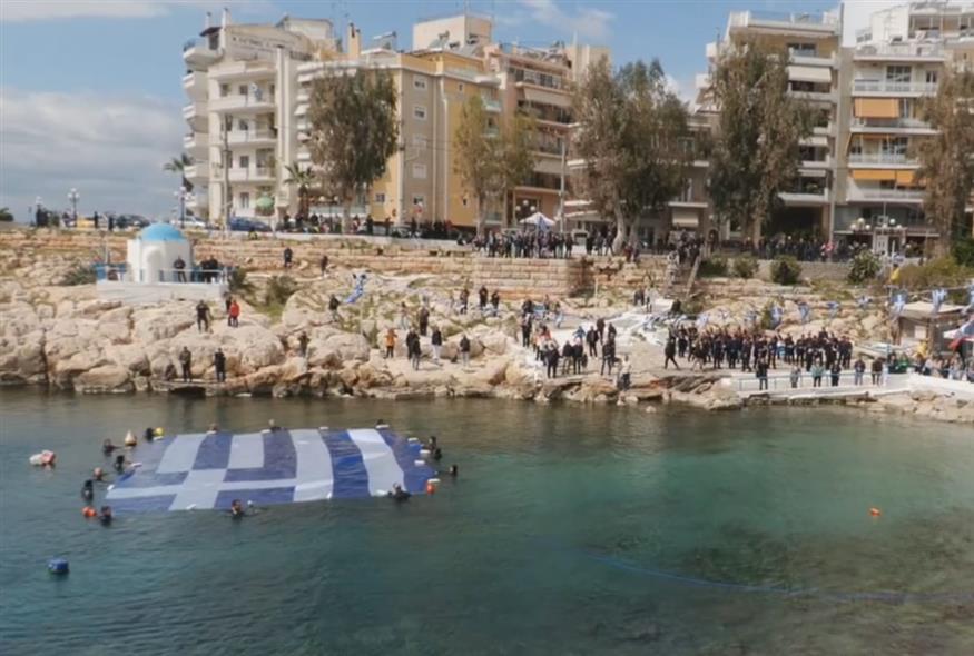 Γαλανόλευκη - γίγας στην Πειραϊκή