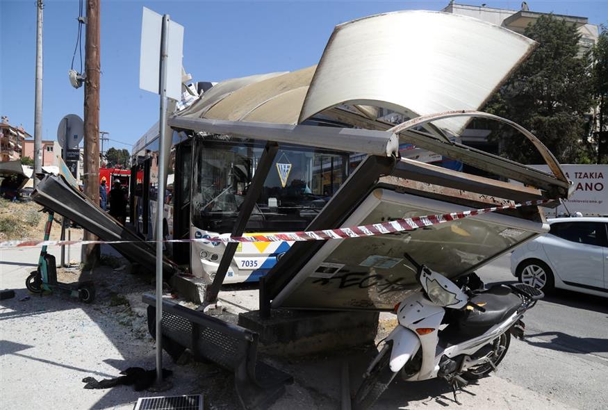 Θεσσαλονίκη: Ηλεκτρικό λεωφορείο έπεσε σε στάση / Intime news