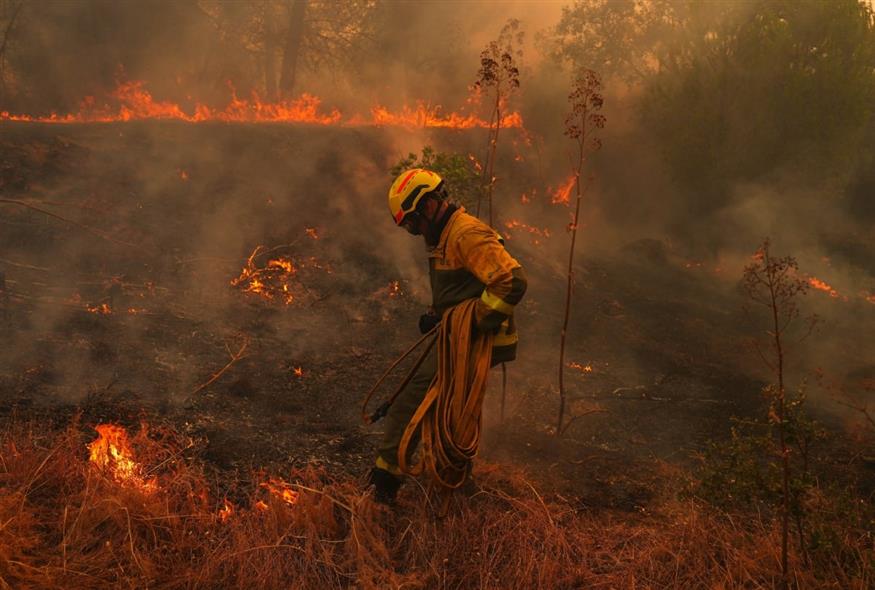 Πυροσβέστης στην Ισπανία, λίγο έξω από τη Μαδρίτη (AP)