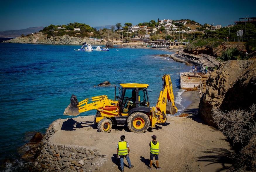ΚΑΤΕΔΑΦΙΣΕΙΣ ΣΕ ΑΥΘΑΙΡΕΤΕΣ ΚΑΤΑΣΚΕΥΕΣ ΣΤΟ ΠΑΡΑΛΙΑΚΟ ΜΕΤΩΠΟ ΤΗΣ ΑΝΑΒΥΣΣΟΥ (EUROKINISSI/ΘΑΝΑΣΗΣ ΔΗΜΟΠΟΥΛΟΣ)