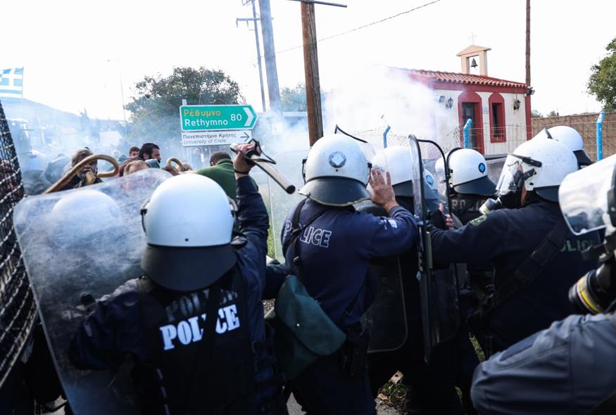 Ένταση μεταξύ αστυνομικών και αγροτών στο Ηράκλειο (ΣΤΕΦΑΝΟΣ ΡΑΠΑΝΗΣ/EUROKINISSI)