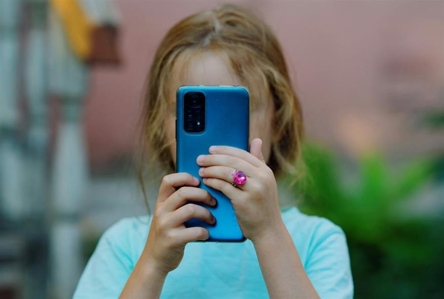 Παιδιά και ατέρμονο scrolling (UNPLASH)