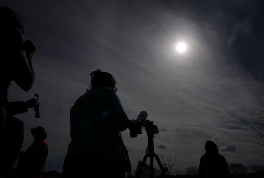 Παρατήρηση μερικής έκλειψης στο Λονδίνο (Kin Cheung/AP)