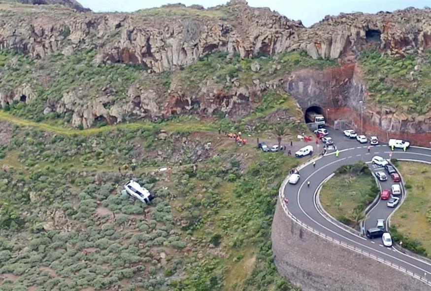 Τροχαίο δυστύχημα με ανατροπή τουριστικού λεωφορείου στα Κανάρια Νησιά (screenshot)