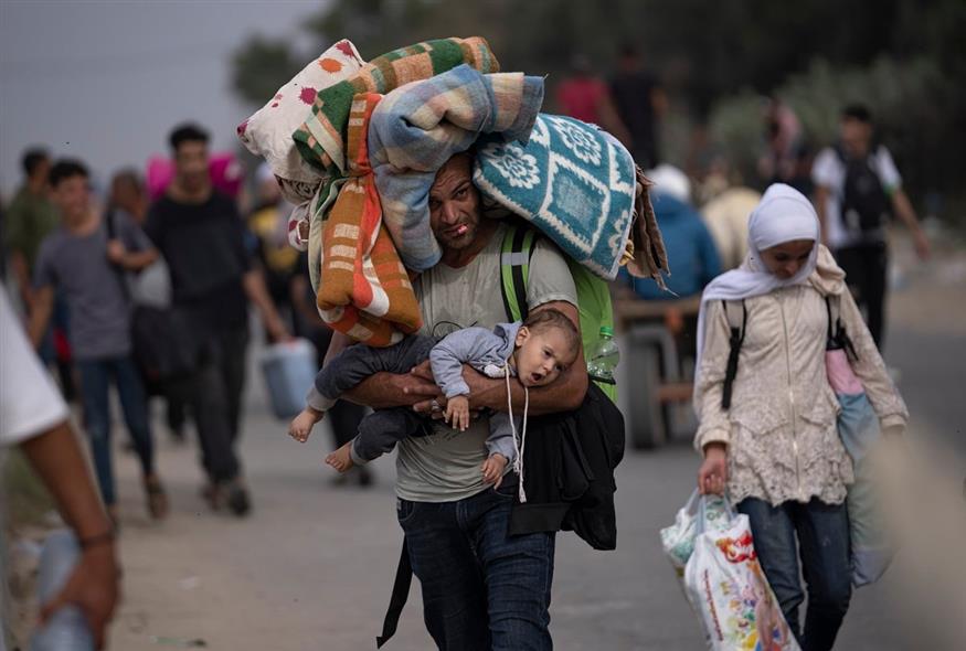 Παλαιστίνιοι εγκαταλείπουν τα σπίτια τους λόγω του πολέμου (AP Photo/Fatima Shbair)
