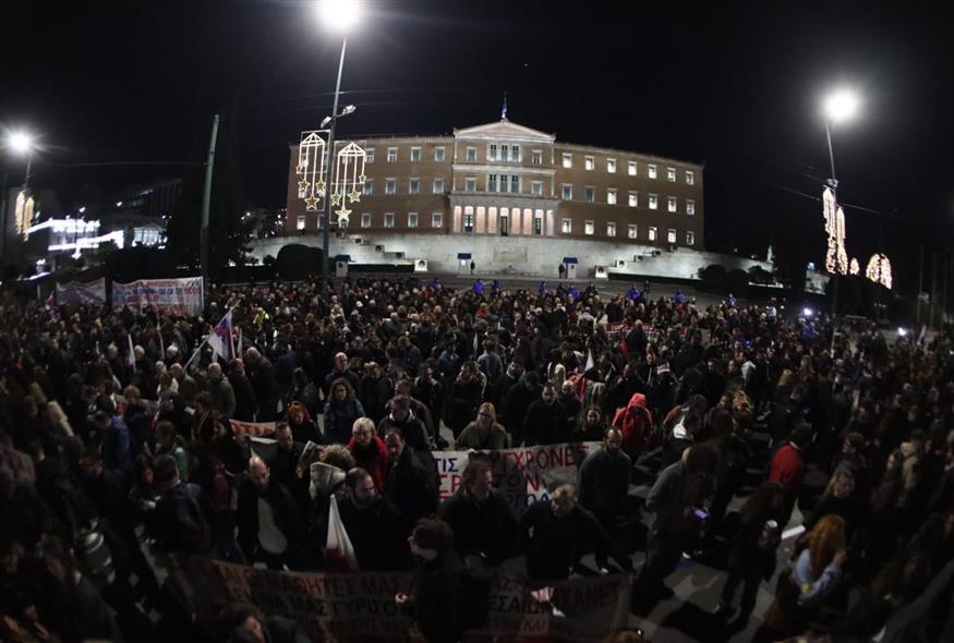 Φωτογραφία από τη συγκέντρωση στο Σύνταγμα (ΓΙΑΝΝΗΣ ΠΑΝΑΓΟΠΟΥΛΟΣ/EUROKINISSI)