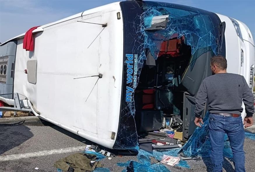 Τουρκία: Τουριστικό λεωφορείο συγκρούστηκε με φορτηγό (X)