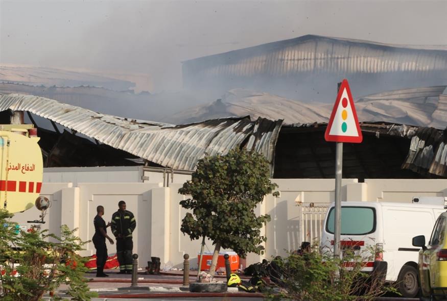 Καπνός υψώνεται έξω από μια κατεστραμμένη αποθήκη σε βιομηχανική περιοχή στο Αλ Ράγιαν του Κατάρ έπειτα από ιρανική επίθεση (AP)
