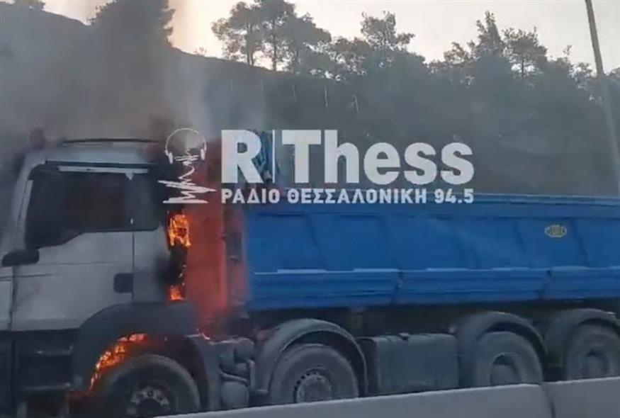 Θεσσαλονίκη: Στις φλόγες τυλίχθηκε φορτηγό στην Περιφερειακή Οδό (rthess.gr)
