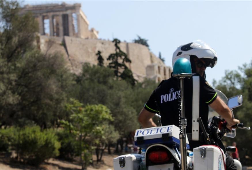 Αστυνομικός στην Ακρόπολη (EUROKINISSI/ ΠΑΝΑΓΟΠΟΥΛΟΣ ΓΙΑΝΝΗΣ)