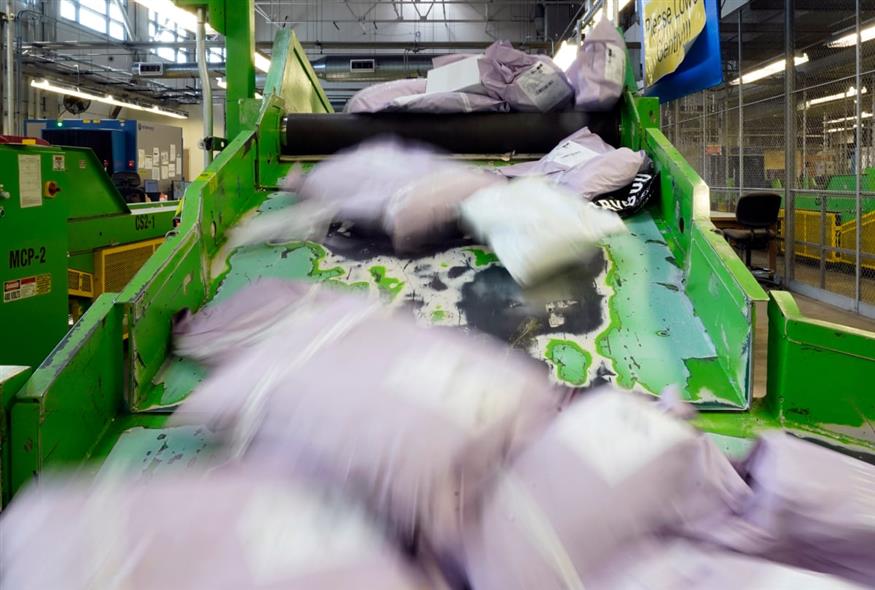 Δέματα (AP Photo/Charles Rex Arbogast)