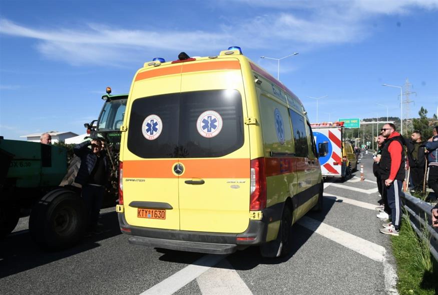 Ασθενοφόρο στο μπλόκο αγροτών στην Πάτρα (ΙΝΤΙΜΕ/ΑΛΕΞΟΠΟΥΛΟΣ ΑΝΔΡΕΑΣ)