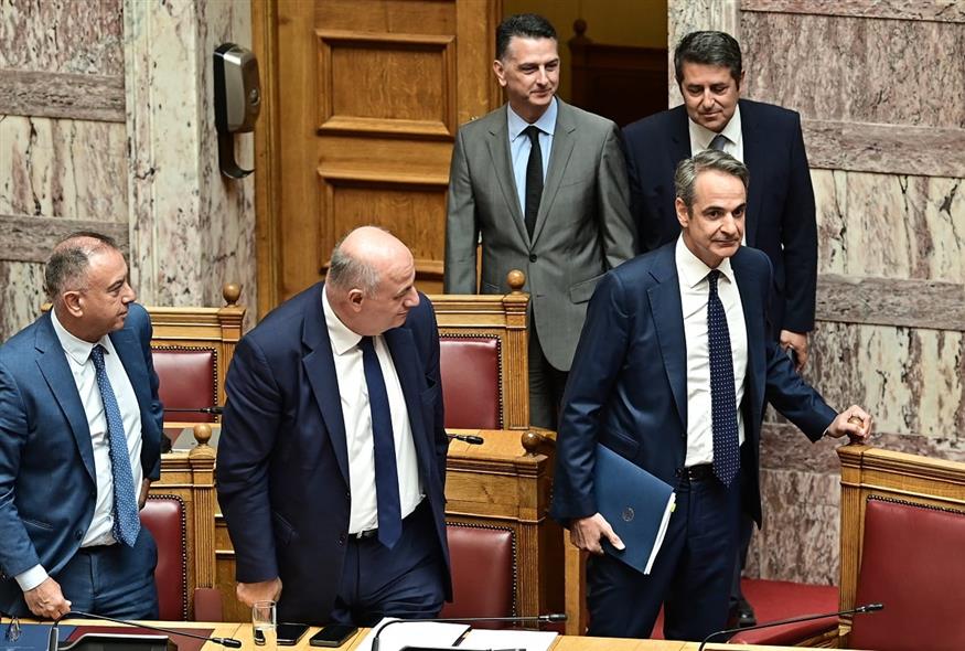 Ο Κυριάκος Μητσοτάκης μαζί με υπουργούς της κυβέρνησης (ΜΙΧΑΛΗΣ ΚΑΡΑΓΙΑΝΝΗΣ/EUROKINISSI)