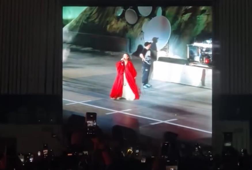 H Χάρις Αλεξίου στη μεγαλειώδη συναυλία με τον ΛΕΞ (screenshot)