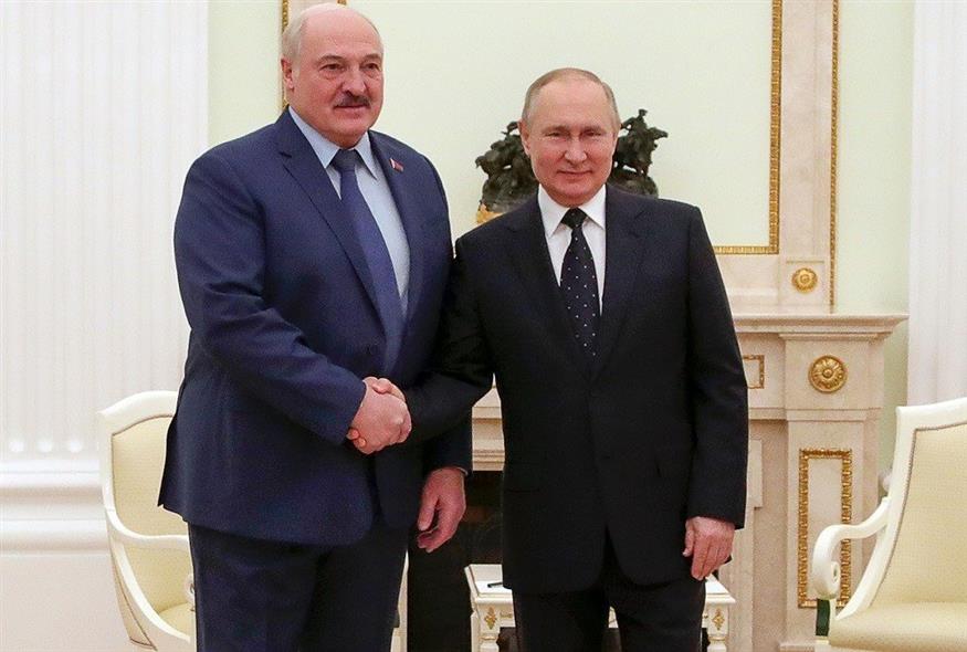 Ο ρώσος πρόεδρος, Βλαντιμίρ Πούτιν, και ο πρόεδρος της Λευκορωσίας, Αλεξάντερ Λουκασένκο, κατά τη διάρκεια της συνάντησής τους στη Μόσχα στις 11 Μαρτίου (Associated Press)
