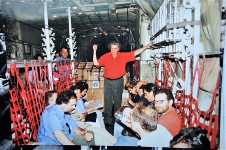 Kατά την πτήση προς το Βελιγράδι με το C-130. O «ψηλός» συζητά όρθιος με φίλους που συνόδευαν την ορχήστρα (Ιούνιος 1999)