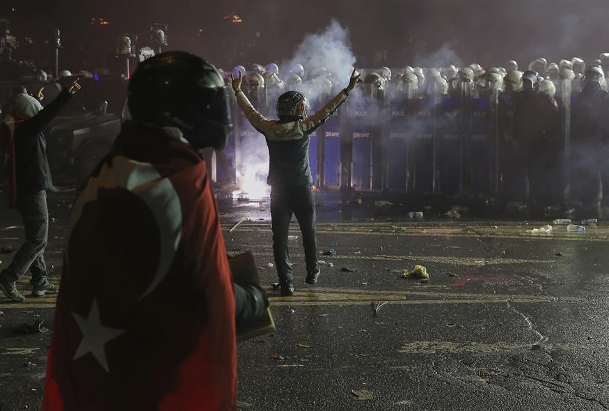 Ξεχειλίζει η οργή στην Τουρκία: Νέα νύχτα διαδηλώσεων υπέρ του Ιμάμογλου (AP Photo)