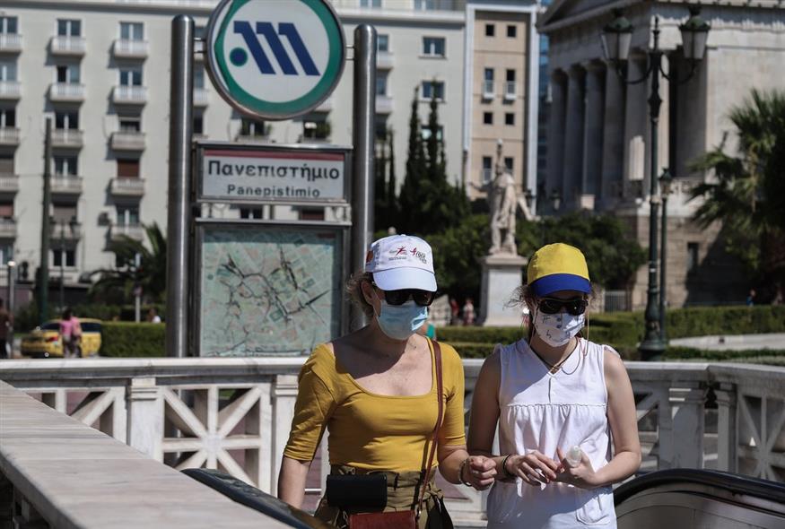 Πολίτες με μάσκες προστασίας / Eurokinissi