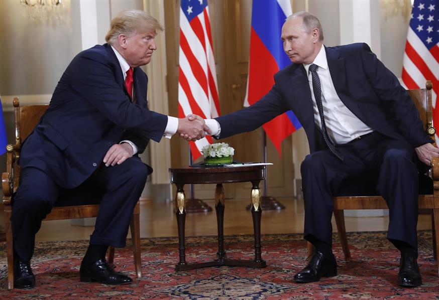 Στιγμιότυπο από την συνάντηση Πούτιν -Τραμπ στο Ελσίνκι (AP)