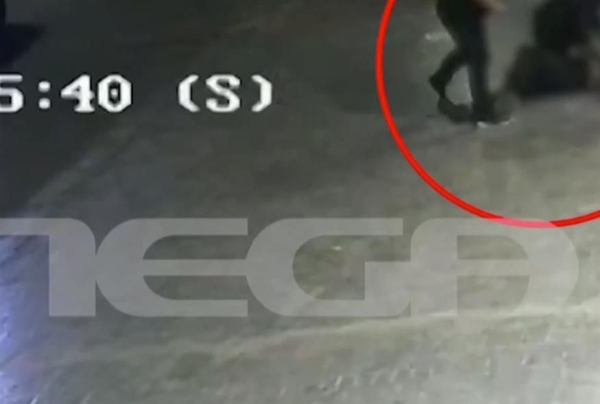 Η στιγμή που ο 20χρονος γιος του επιχειρηματία παρασέρνει τον αστυνομικό μετά την καταδίωξη