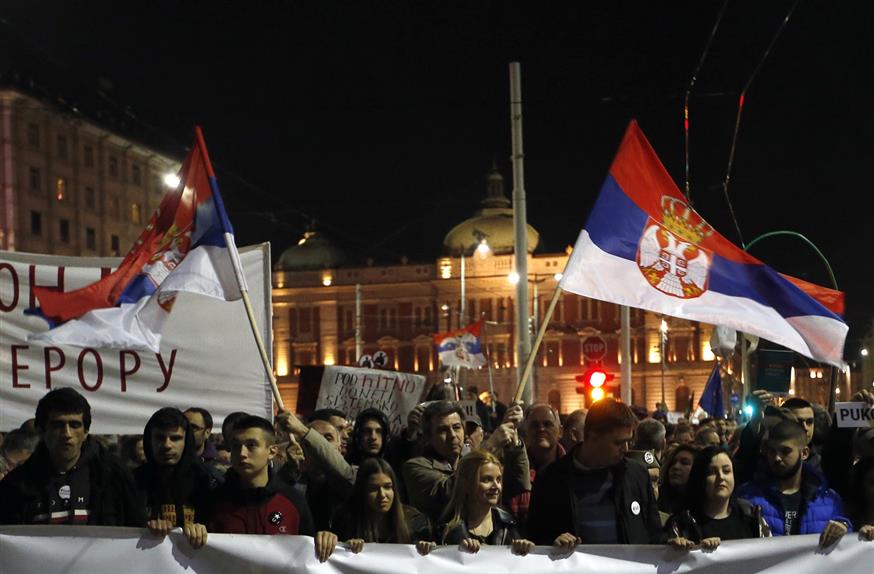 Οι διαδηλωτές στο κέντρο του Βελιγραδίου (AP Photo/Darko Vojinovic)
