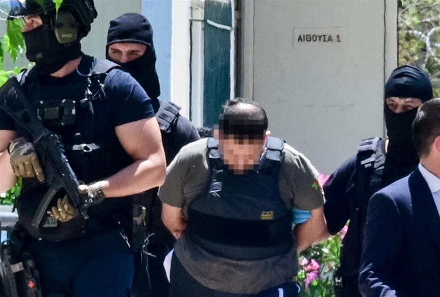 Η μεταγωγή του 37χρονου Παλαιστίνιου που φέρεται να είναι μέλος της Χαμάς (ΤΑΤΙΑΝΑ ΜΠΟΛΑΡΗ / EUROKINISSI)