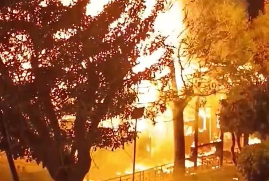 Λεωφορείο φωτιά