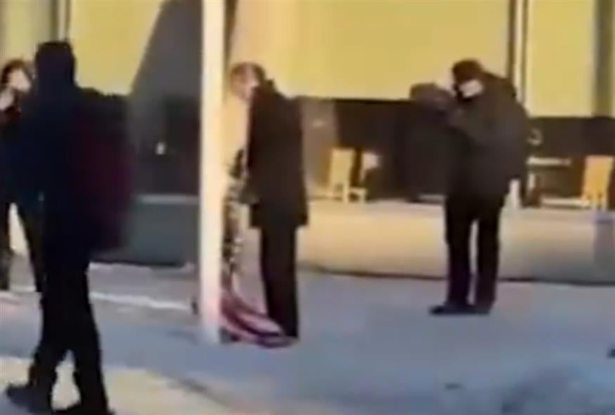 Η στιγμή που ο κωμικός προσπαθεί να υψώσει την αμερικανική σημαία