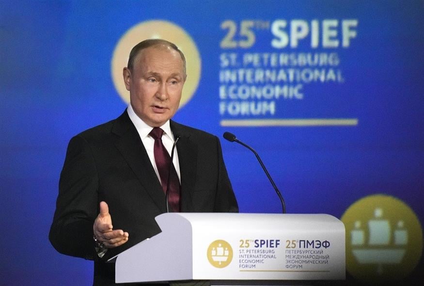 Ο Βλαντίμιρ Πούτιν στο Οικονομικό Φόρουμ της Ρωσίας (Associated Press)
