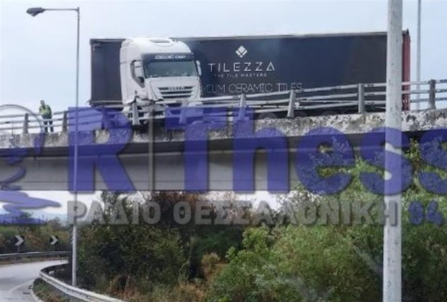 Τροχαίο στη Θεσσαλονίκη: Δίπλωσε νταλίκα στην ΠΑΘΕ/ Ραδιο Θεσσαλονίκη