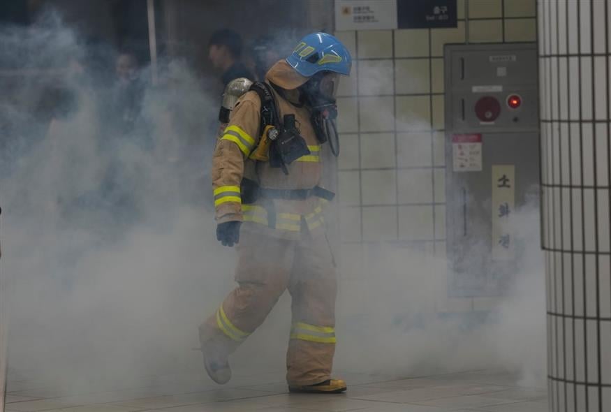 Πυροσβέστης στη Νότια Κορέα (AP Photo)