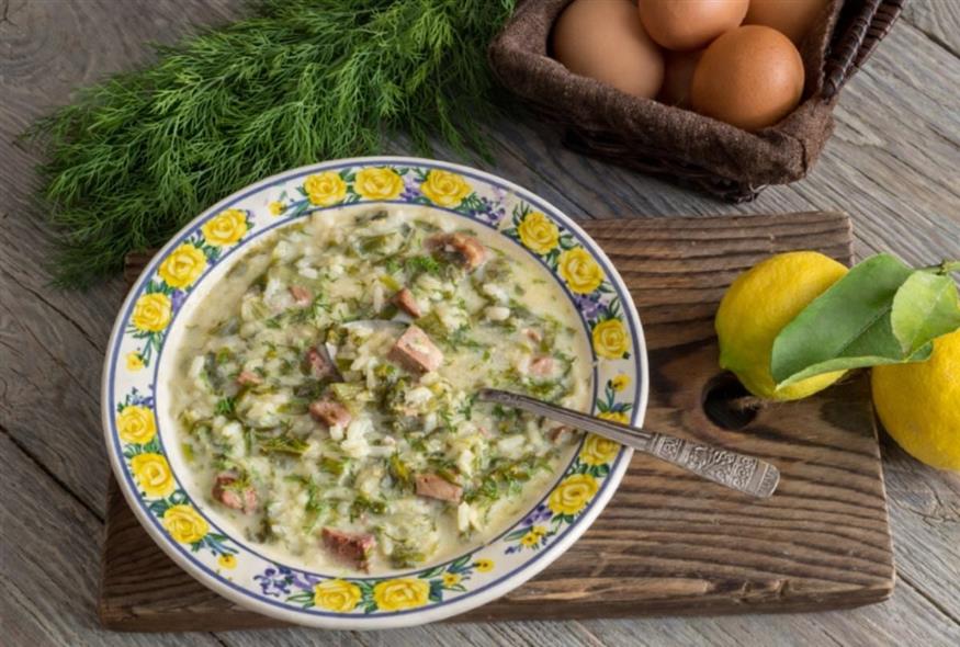 Μαγειρίτσα κλασική αυγοκομμένη | Φωτό: ICookGreek