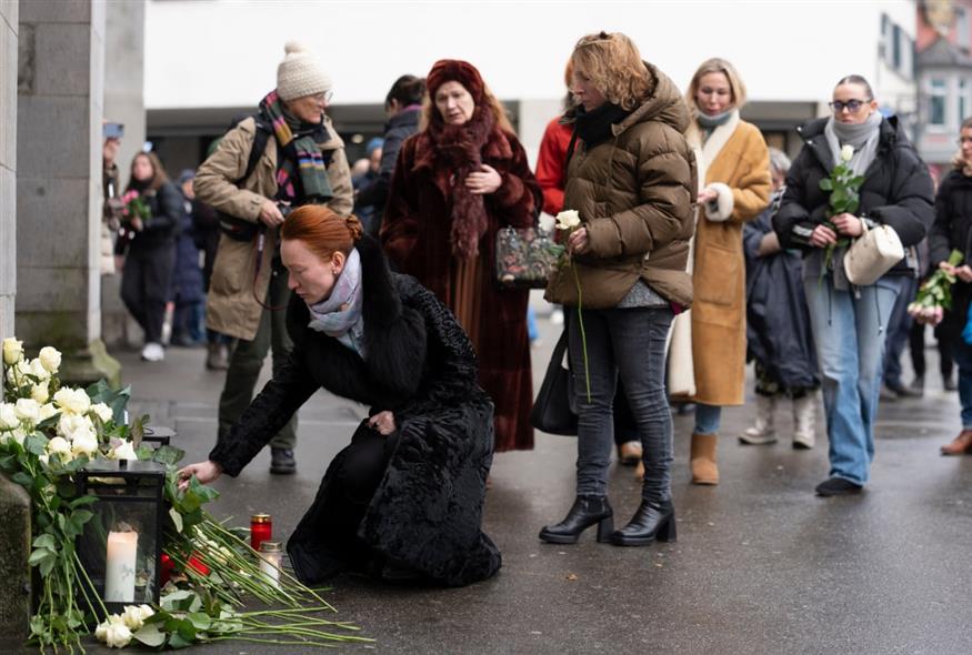 Λουλούδια στη μνήμη των θυμάτων του Κραν Μοντανά (Claudio Thoma/Keystone/Pool via AP)
