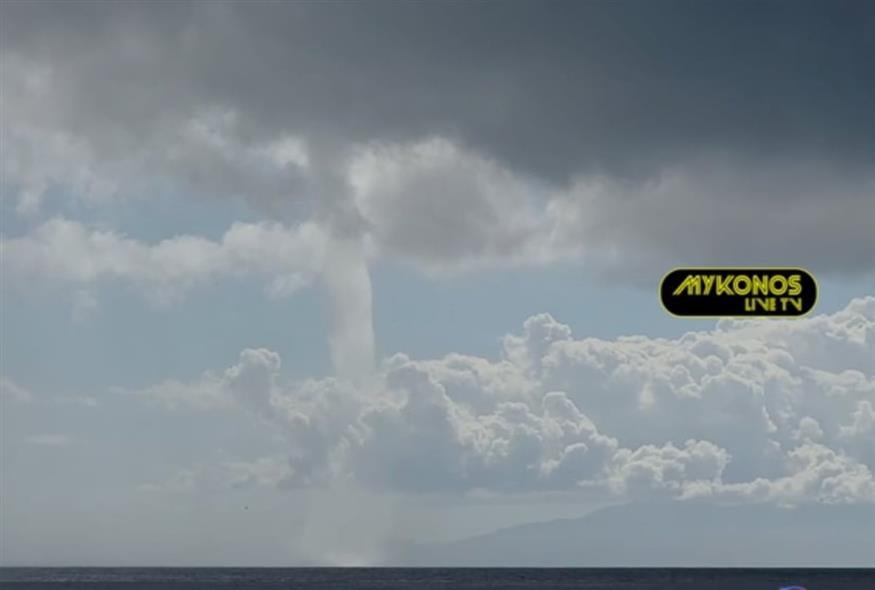 Θεαματικός υδροστρόβιλος έκανε εμφάνιση ανοιχτά της Μυκόνου (Mykonos Live TV)