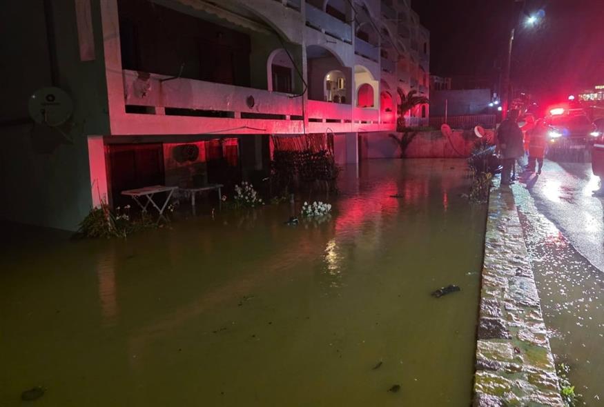 Στιγμιότυπο από τις πλημμύρες στη Χίο (politischios.gr)