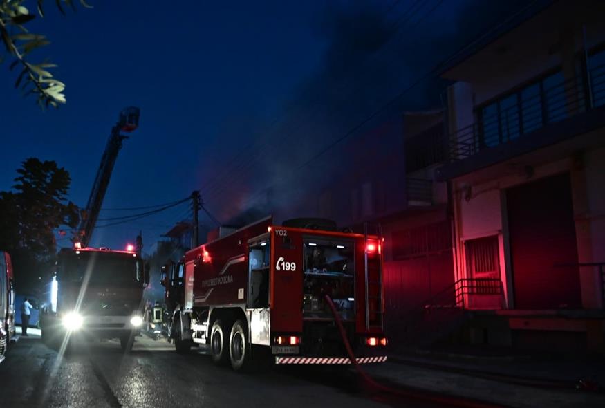 Φωτιά σε βιοτεχνία στο Περιστέρι (EUROKINISSI)