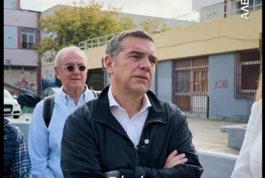 Ο Τσίπρας στο σχολικό συγκρότημα της Γκράβας (screenshot)