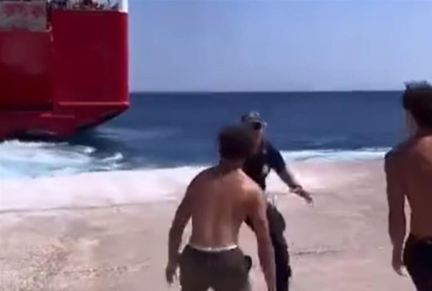 Οι «απονερίστες» της Σικίνου αψηφούν λιμενικούς και βουτούν στη θάλασσα ενώ φεύγει το πλοίο