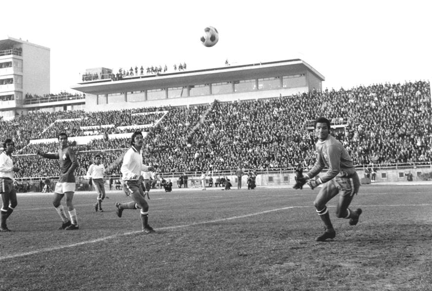 Ο Μάνγκα παρακολουθεί την πορεία της μπάλας έπειτα από προσπάθεια του Αντωνιάδη στον τελικό του Διηπειρωτικού το '71 μεταξύ του Παναθηναϊκού και της Νασιονάλ (Intime)