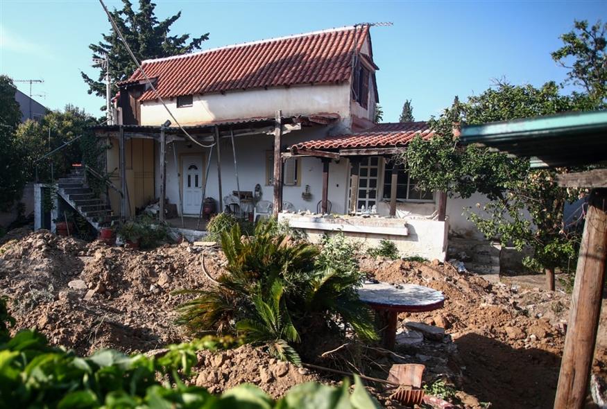 Το σπίτι όπου φαίνεται πως θάφτηκε η γυναίκα την οποία η κόρη της, λέει, πως σκότωσε για τη σύνταξη (ΘΑΝΑΣΗΣ ΔΗΜΟΠΟΥΛΟΣ/ EUROKINISSI)